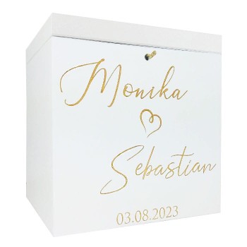 Skrzynka na koperty z grawerowanymi napisami.