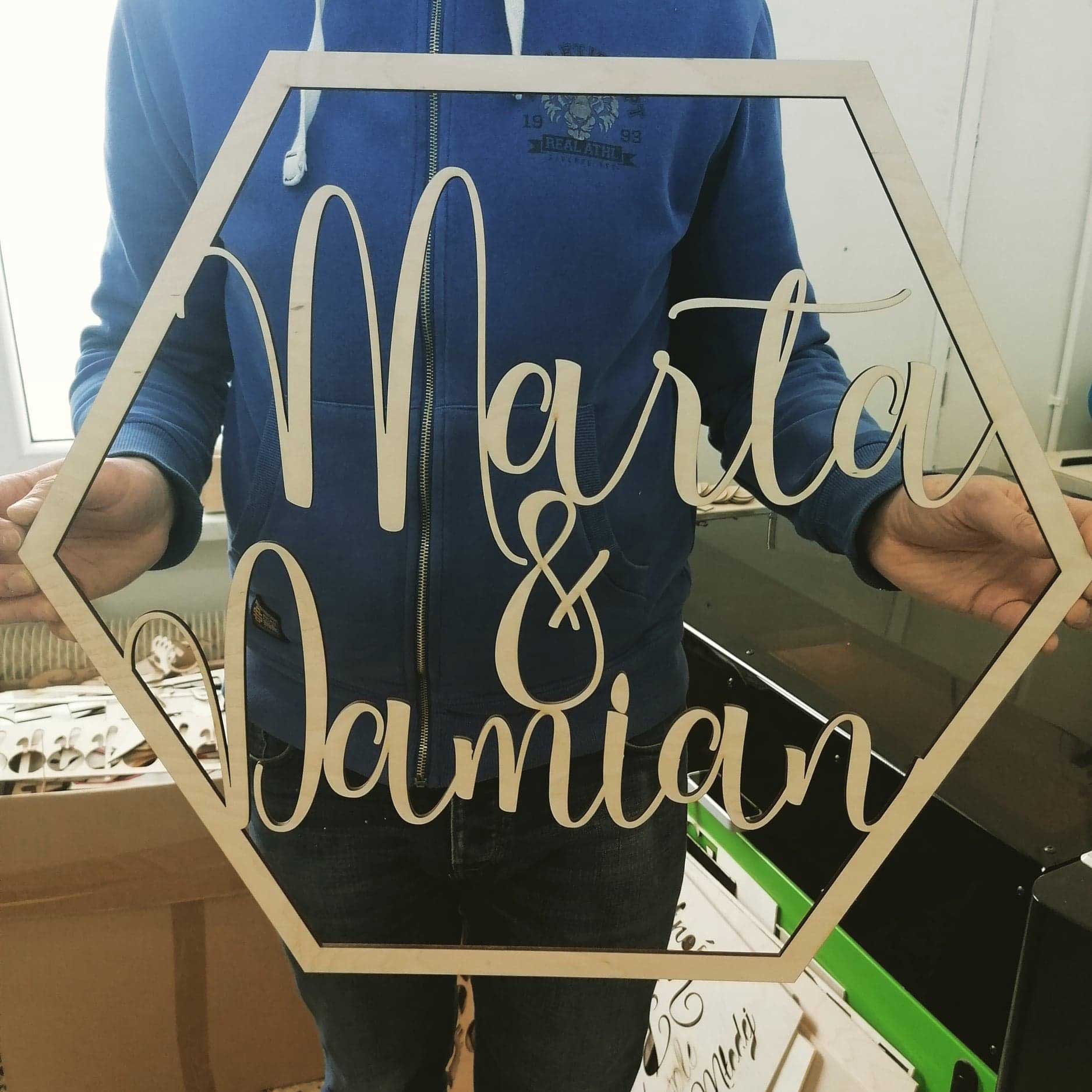 heksagon napisy weselne na scianke pary mlodej